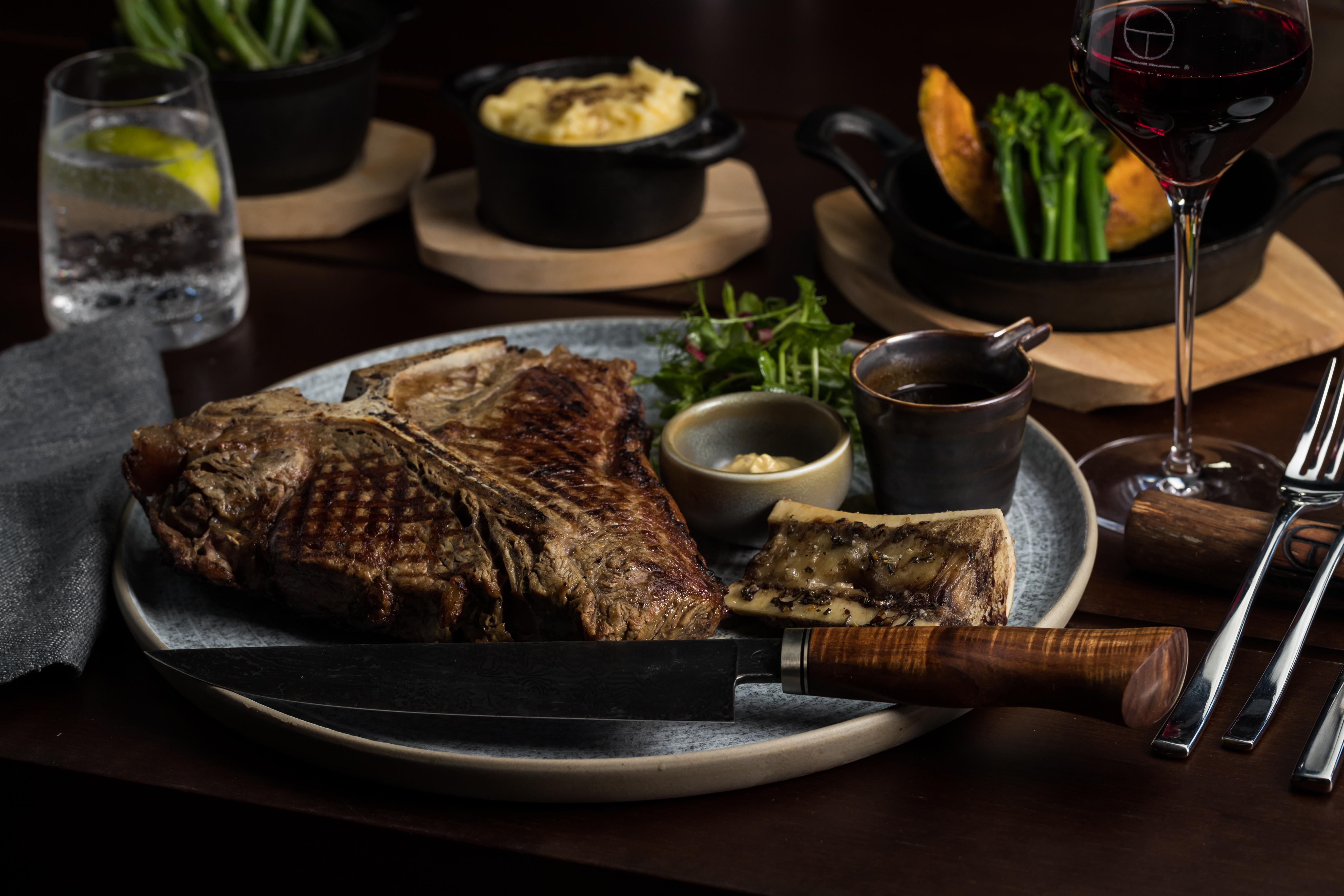 Crystalbrook Bailey Hotell Cairns Exteriör bild A steak at the restaurant