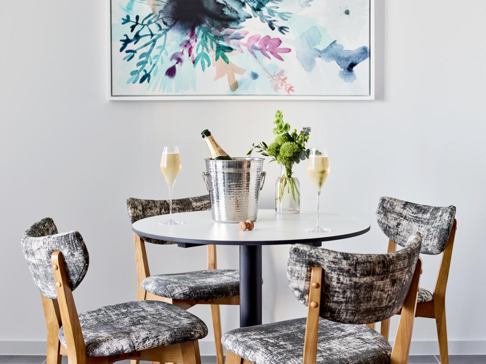 Crystalbrook Bailey Hotell Cairns Exteriör bild A dining room with a table and chairs