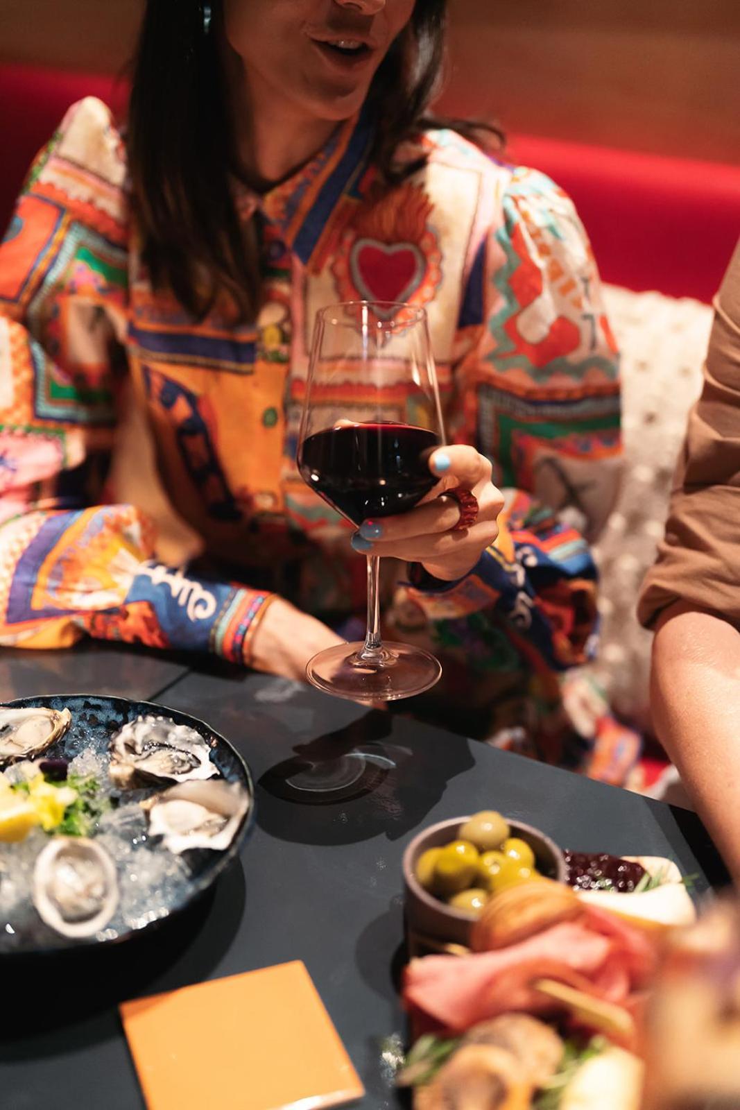 Crystalbrook Bailey Hotell Cairns Exteriör bild A glass of red wine